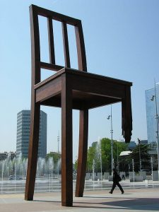 Sculpture Broken Chair sur la Place des Nations à Genève